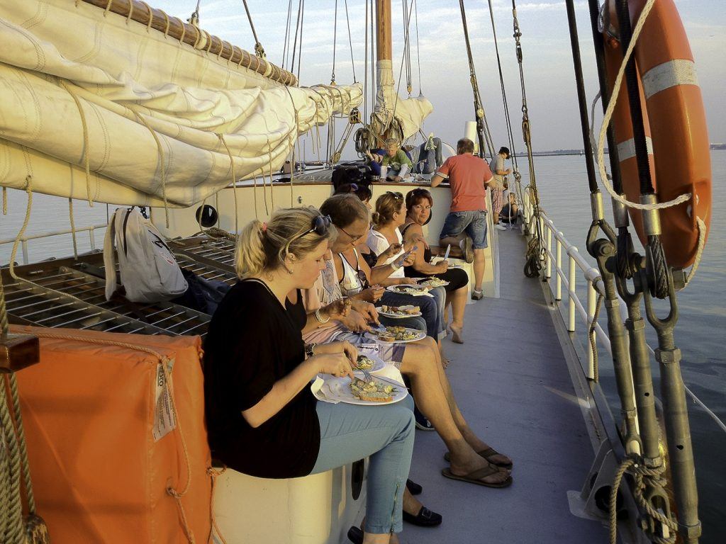 zeilen-met bbq-op-het-water