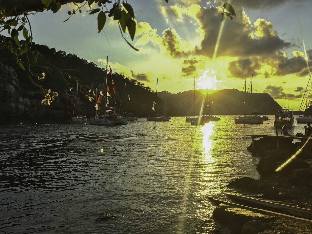 ankeren-in-een-baai-ibiza