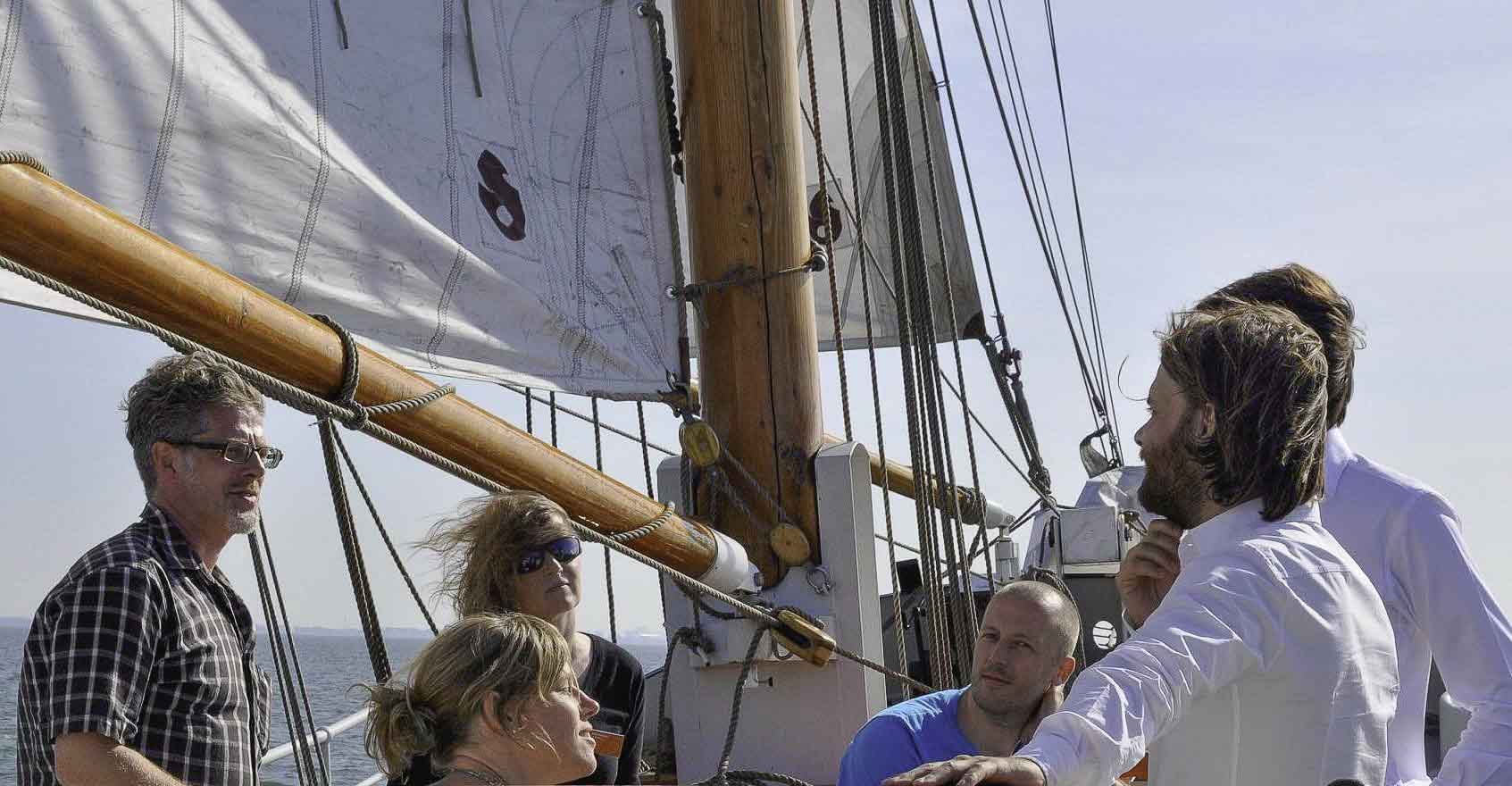 Bedrijfsuitje zeilen rond Amsterdam. Uniek en onvergetelijk Sailing Dutchman Events
