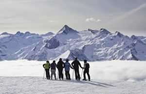 groep-skiërs-geniet-van-het-uitzicht
