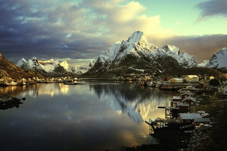 Vissersdorp aan Fjord in Noorwegen