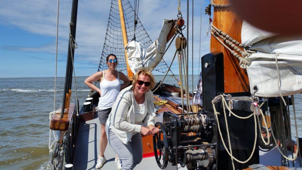 zeilen-hijsen-tijdens-bedrijfsuitje-zeilen-op-de-waddenzee