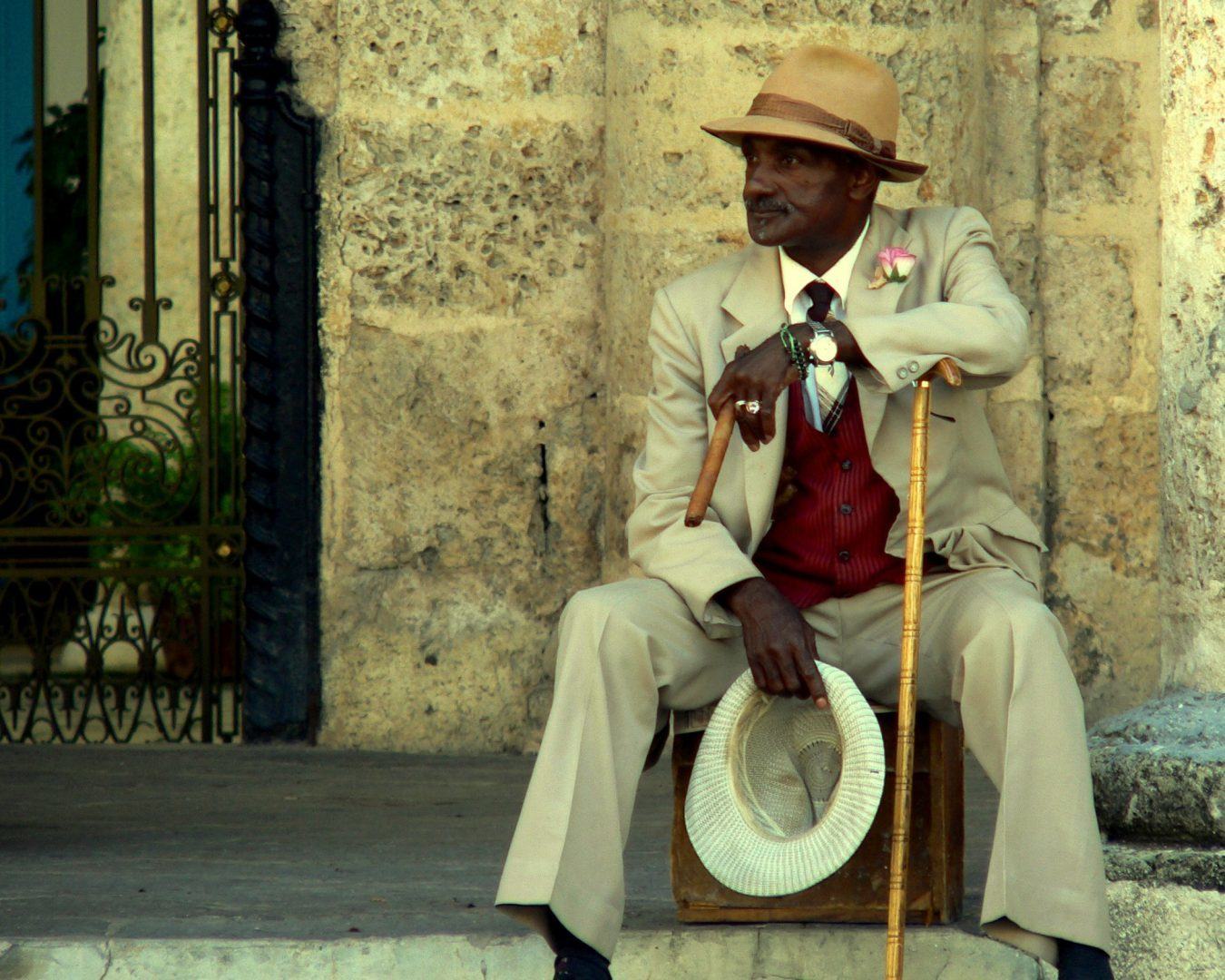 man-with-cigar-havanna-old-town