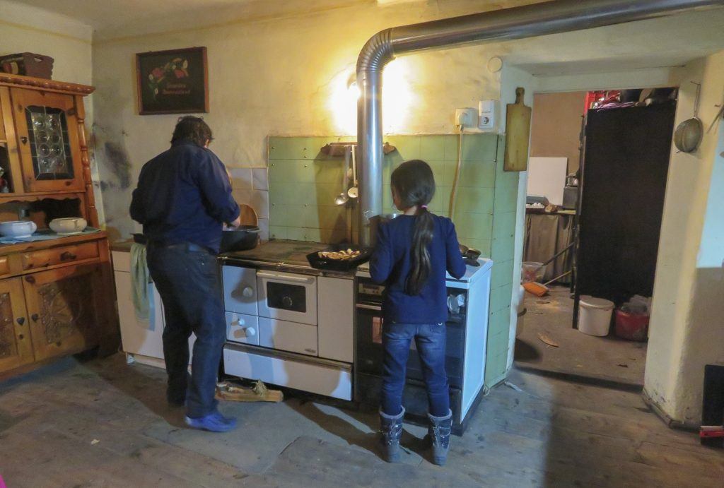 boer-hans-met-dochter-in-de-keuken-authentiek-obervellach-oostenrijk