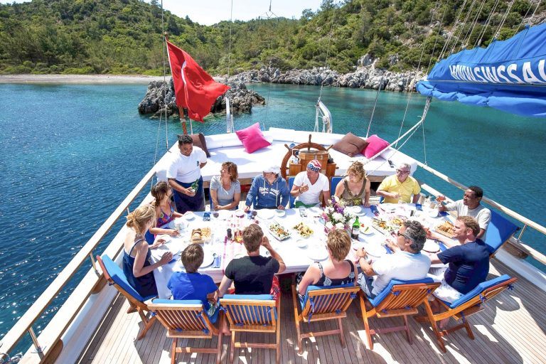 Lunch aan dek in Turkije