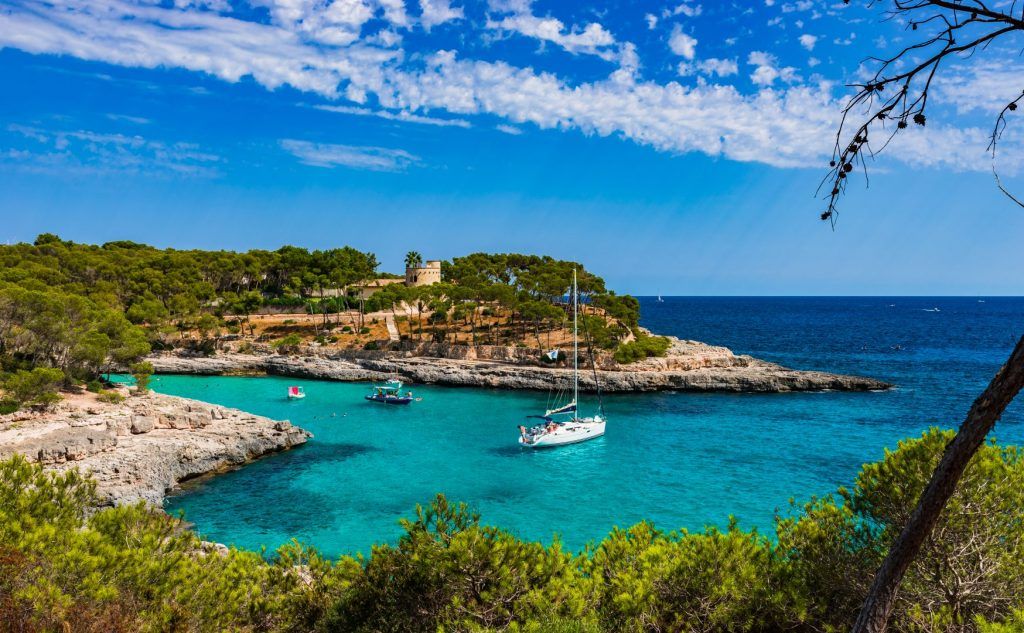 beatiful-bay-sailing-boat-mallorca