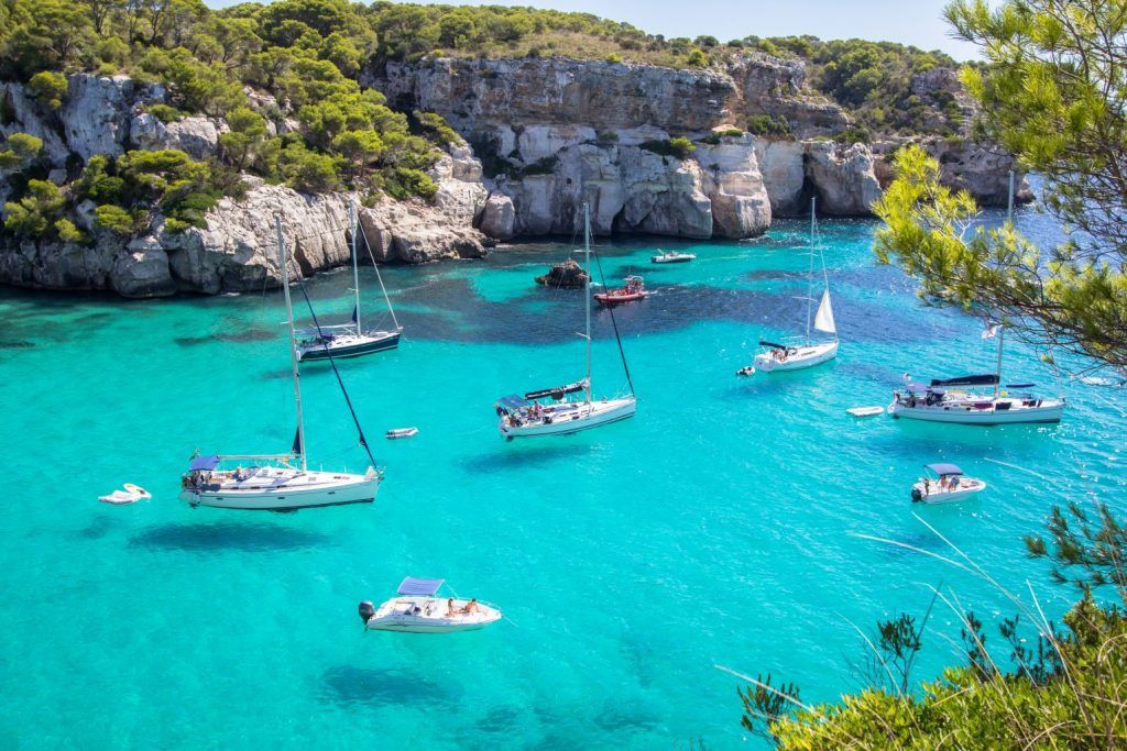 Zeilboten voor anker in een baai op Menorca