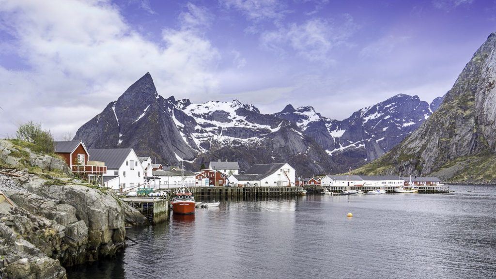 visdorp-aan-meer-lofoten-noorwegen