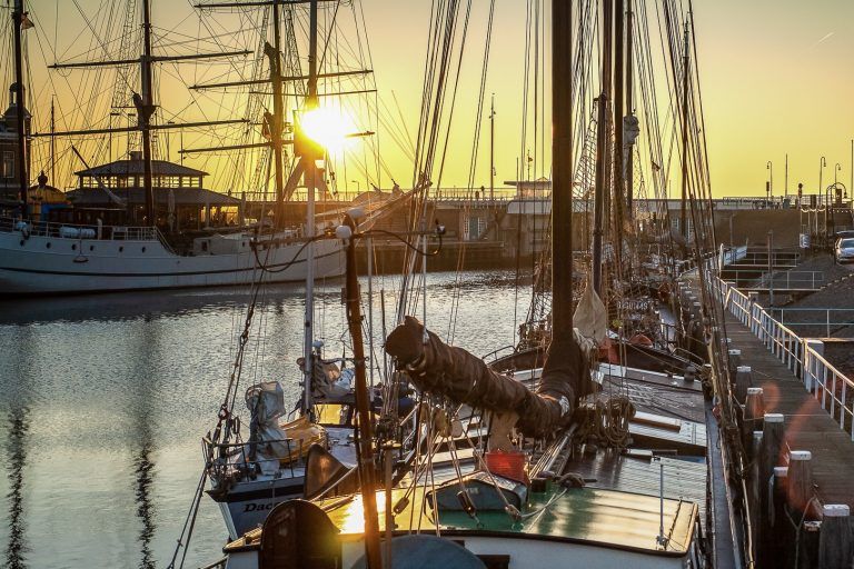 wakker-worden-aan-boord-van-een-schip-tijdens-bedrijfsuitje-met-overnachting