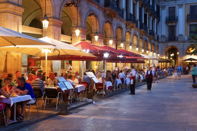 Street-restaurants-Placa-Reial-Barcelona