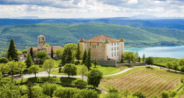 Chateau en kerk in Aiguines, Provence