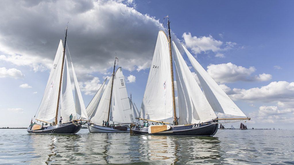 lemersteraken-op-het-water-tijdens-regatta-bij-volendam