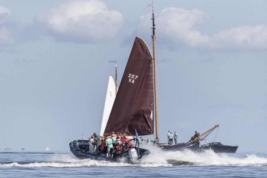 wedstrijdleiding-in-actie-lemsteraken-regatta