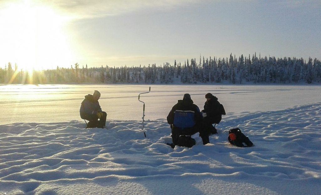 ijsvissen-in-lapland-met-een-sami