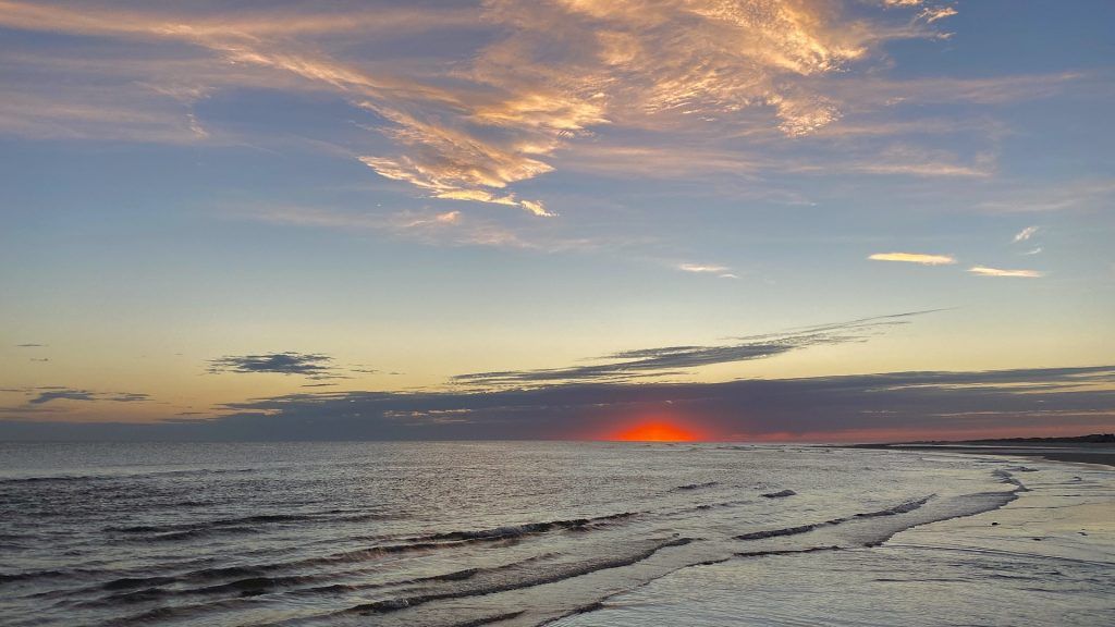 Zonsopgang op het Noordzee strand van Terschelling