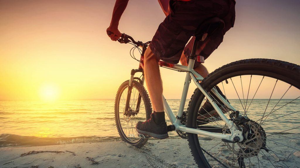 Fietsen op het strand van Terschelling tijdens vitaliteitsprogramma