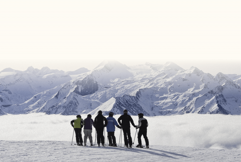 Eine Gruppe von Skifahrern genießt die Ruhe