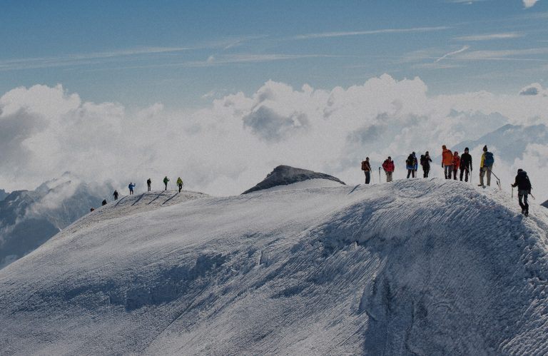 Groep wandelaars op besneeuwde bergen