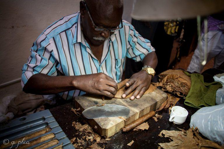 Lokale sigaren boer aan het werk in Pinar del Rio, Cuba