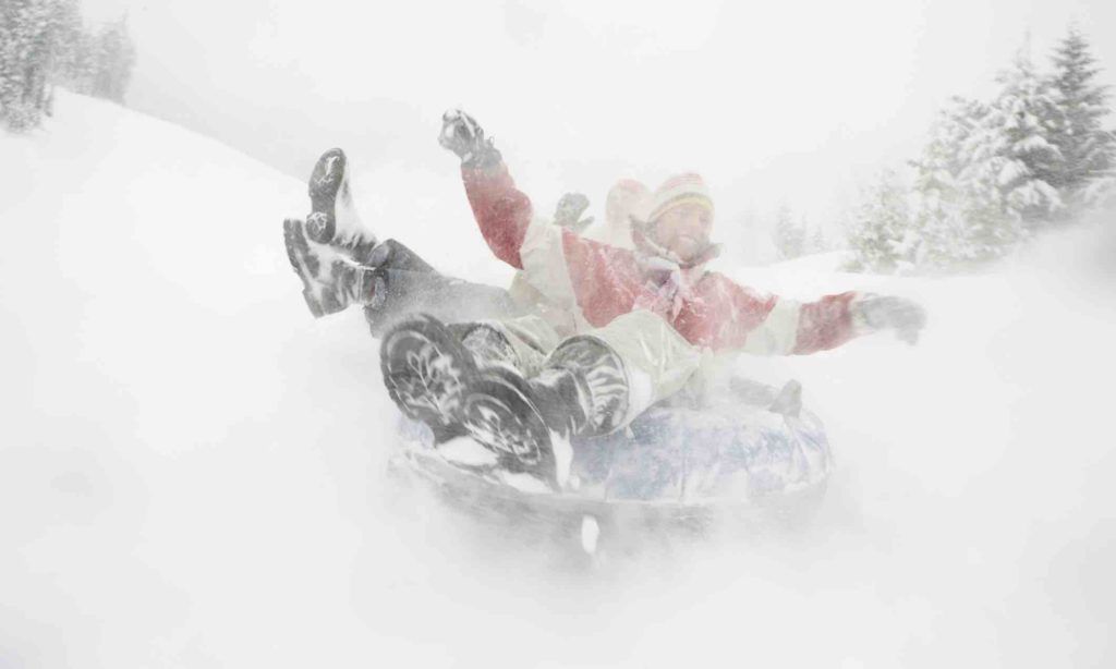 Met een tube in de sneeuw