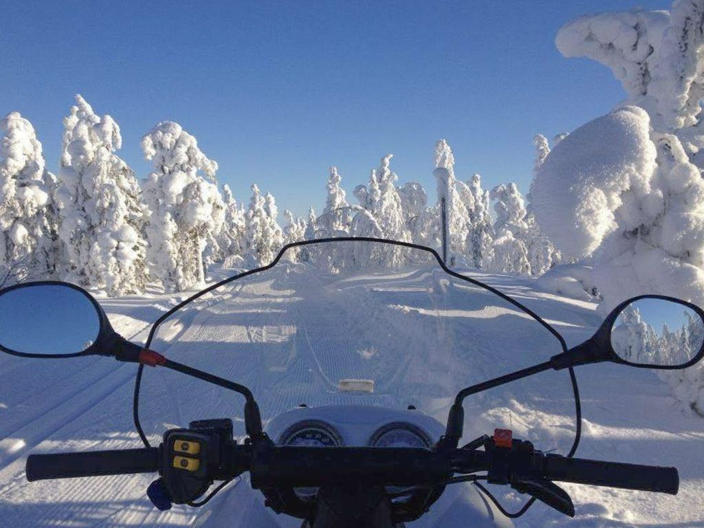 Sneeuwscooter cockpit view