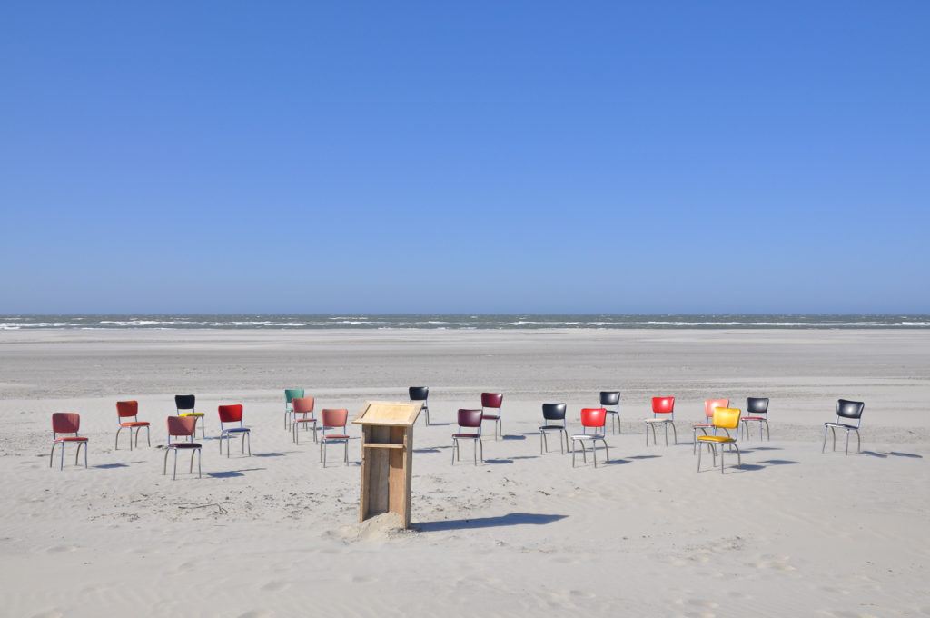 Vergaderen op een leeg strand_