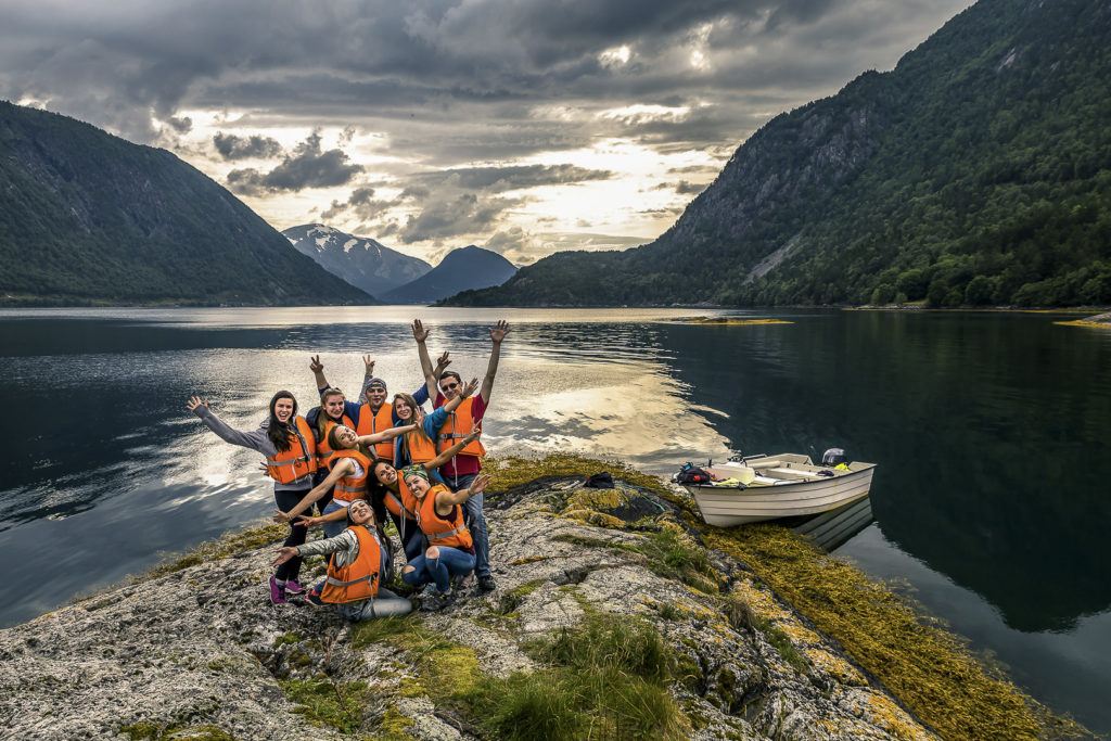 Groep bij een meer in Noorwegen