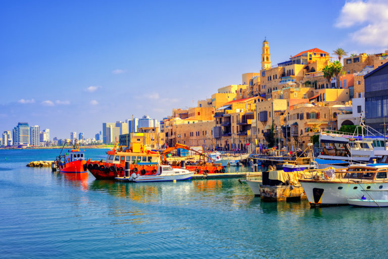 Oude stad van Jaffa en de nieuwe skyline van Tel Aviv